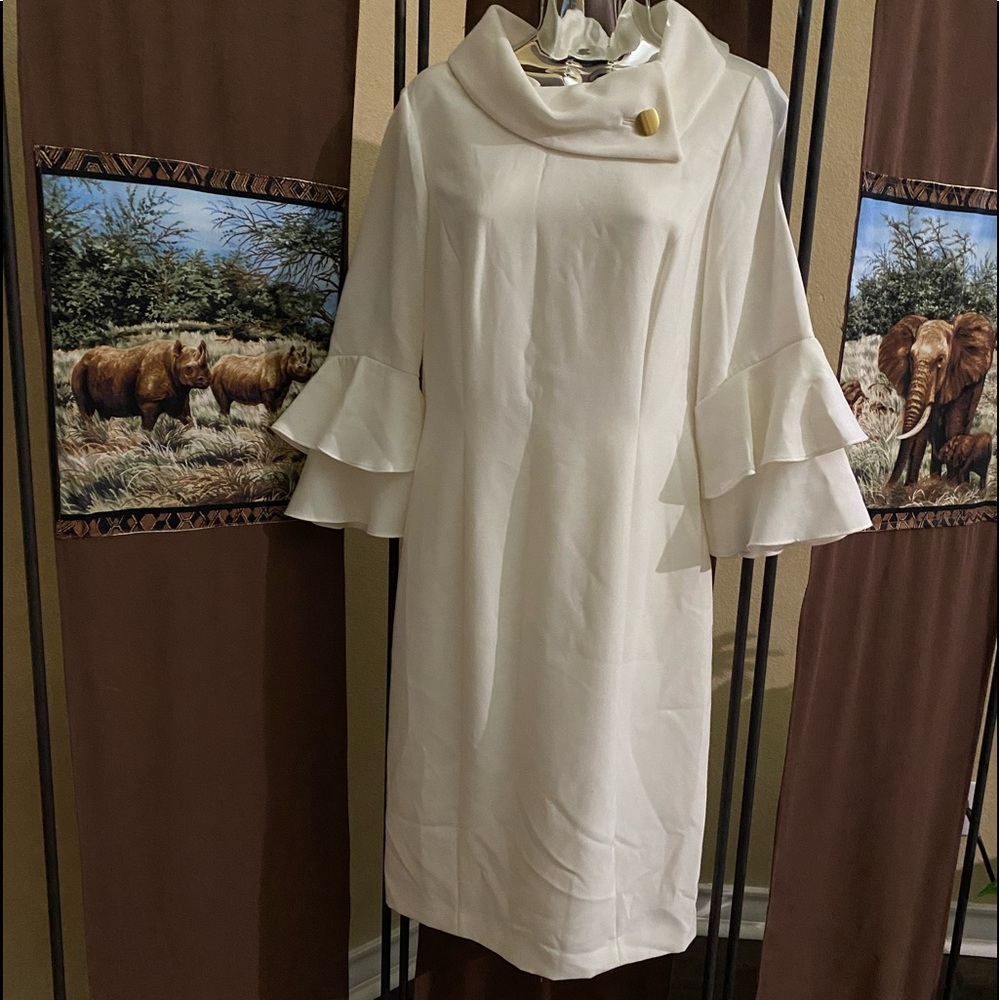 Tahari Arthur S Levine, this beautiful petite dress, size 2, color white.